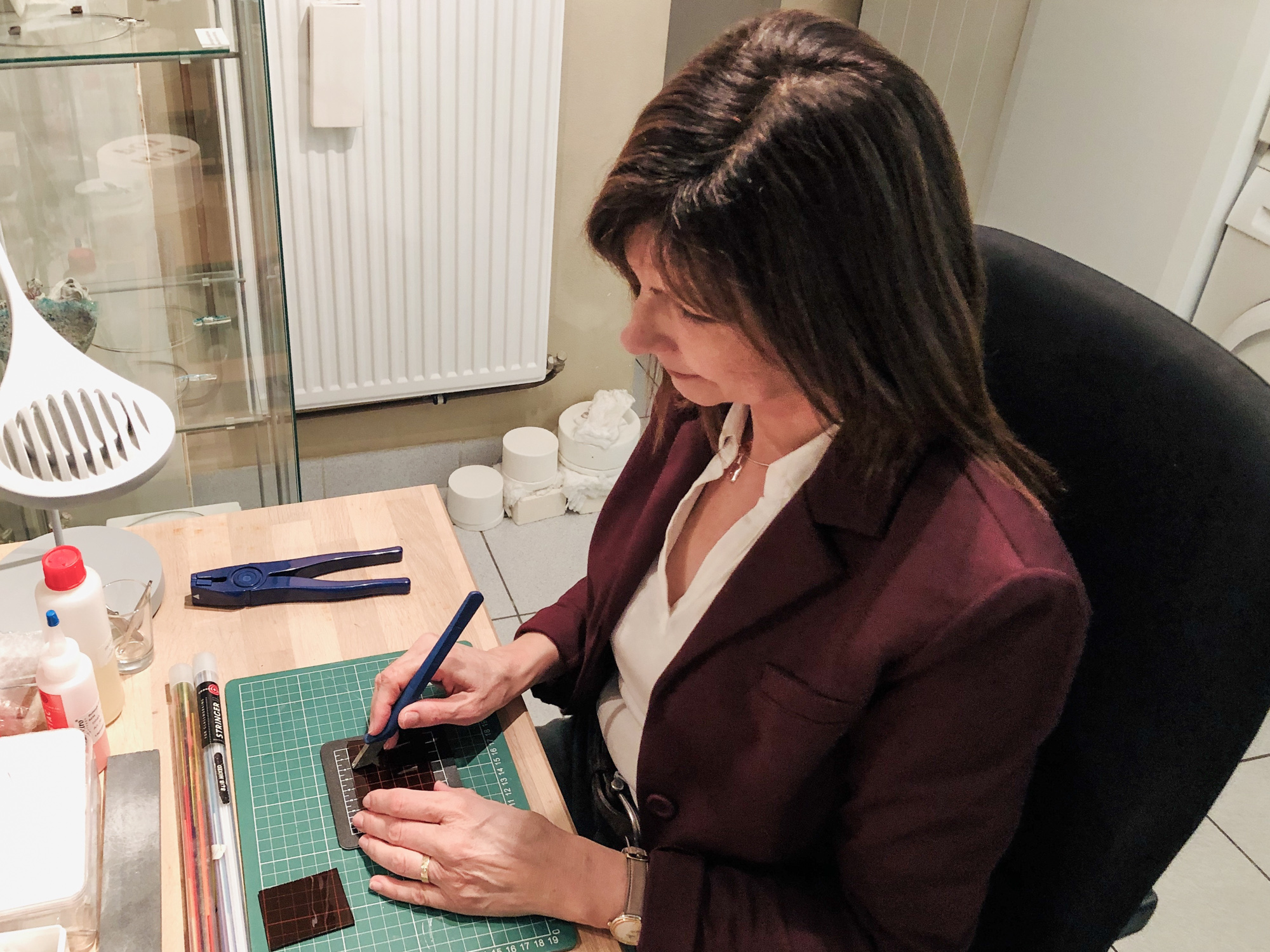 Glas snijden, een van de eerste stappen bij handgemaakte glaskunst.